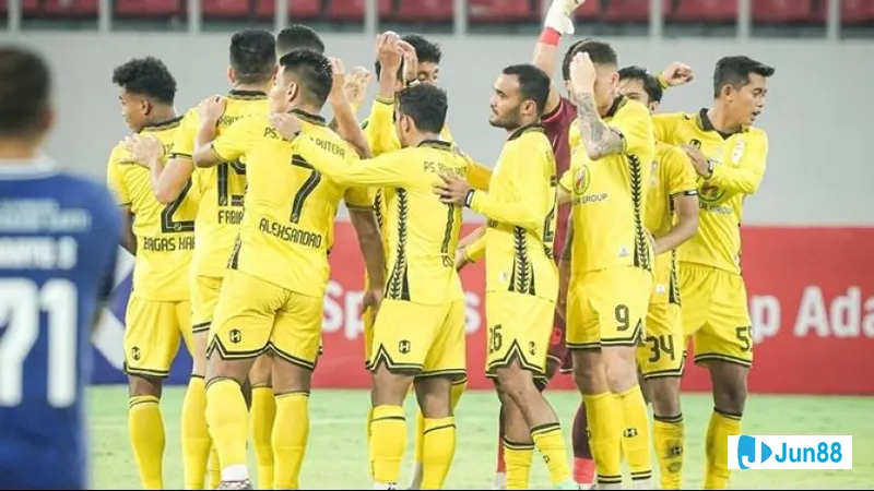 Hậu vệ đội Persiku Kudus đang ngăn chặn cầu thủ Barito Putera tiến về phía khung thành Hậu vệ đội Persiku Kudus đang ngăn chặn cầu thủ Barito Putera tiến về phía khung thành