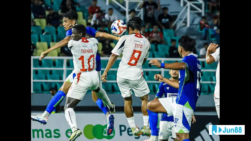 Cầu thủ của Persiku Kudus đang lao vào phòng ngự của Barito Putera trong trận đấu Cầu thủ của Persiku Kudus đang lao vào phòng ngự của Barito Putera trong trận đấu