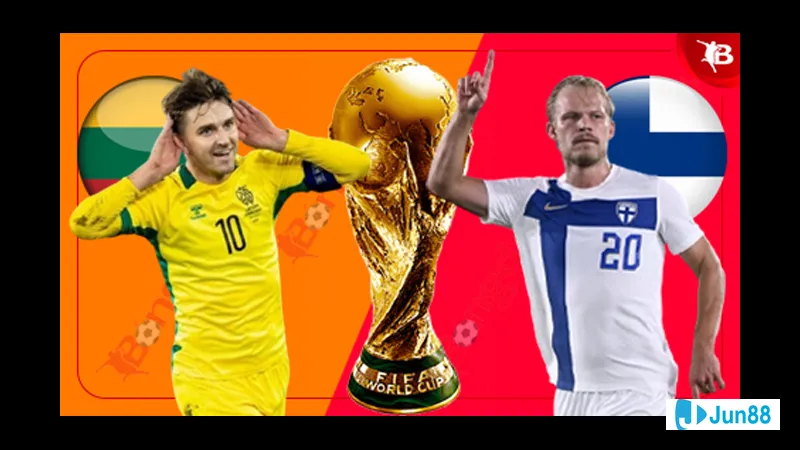 Cầu thủ Phần Lan với áo số 10 chạy nhanh với bóng trước cầu thủ Lithuania, hậu vệ của đội đối phương đang cố gắng ngăn chặn Cầu thủ Phần Lan với áo số 10 chạy nhanh với bóng trước cầu thủ Lithuania, hậu vệ của đội…