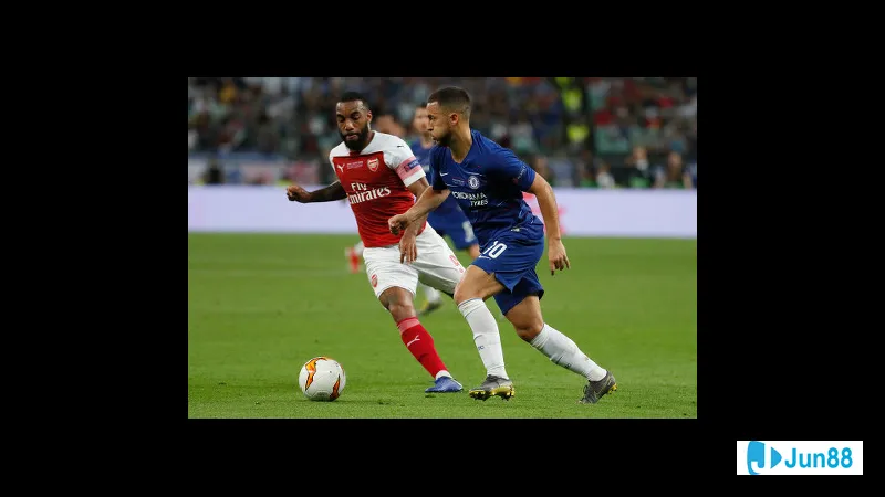 Cầu thủ Pháp chạy nhanh với bóng trước sự đeo bám từ cầu thủ Azerbaijan Cầu thủ Pháp chạy nhanh với bóng trước sự đeo bám từ cầu thủ Azerbaijan