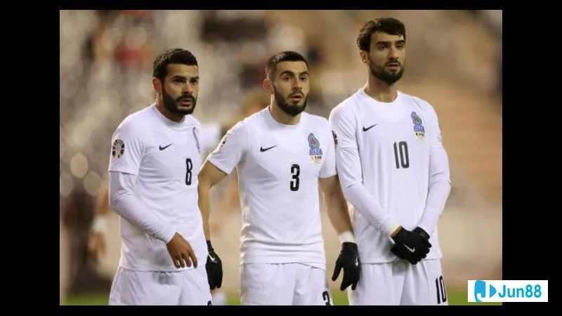 Cầu thủ đội Pháp chống chọi với cầu thủ đội Azerbaijan trong trận đấu. Cầu thủ đội Pháp chống chọi với cầu thủ đội Azerbaijan trong trận đấu.