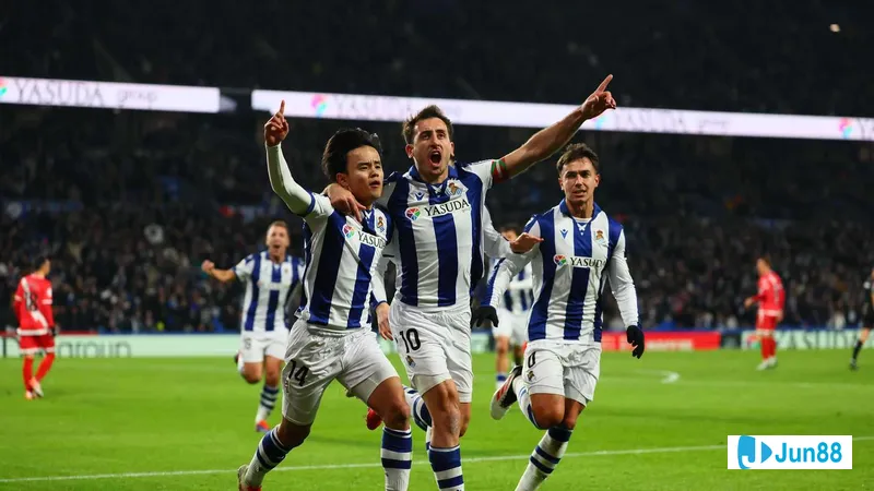 Cầu thủ của Real Sociedad vượt qua hậu vệ của Rayo Vallecano trong trận đấu bóng đá Cầu thủ của Real Sociedad vượt qua hậu vệ của Rayo Vallecano trong trận đấu bóng đá