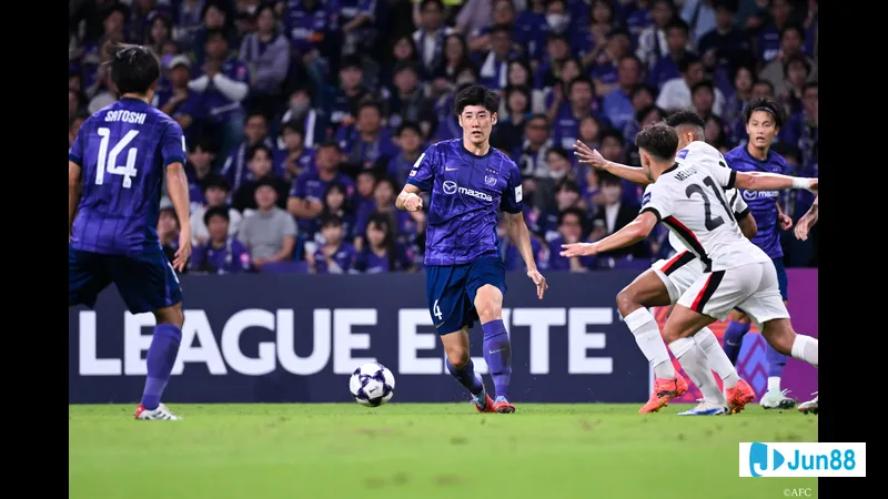Cầu thủ của Sanfrecce Hiroshima đang nỗ lực giữ bóng trước sự áp đảo từ hậu vệ đối phương Machida. Cầu thủ của Sanfrecce Hiroshima đang nỗ lực giữ bóng trước sự áp đảo từ hậu vệ đối phương…