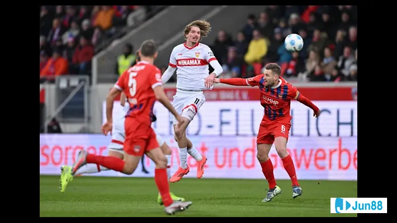 Cầu thủ Stuttgart nỗ lực vượt qua phòng ngự của Heidenheim trong trận đấu sôi động. Cầu thủ Stuttgart nỗ lực vượt qua phòng ngự của Heidenheim trong trận đấu sôi động.