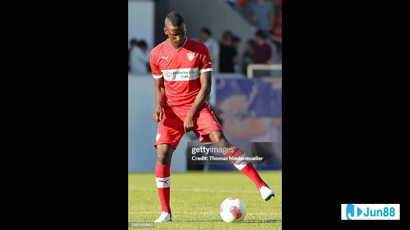 Cầu thủ Stuttgart vượt qua cầu thủ Heidenheim để tiến vào vòng cấm đối phương Cầu thủ Stuttgart vượt qua cầu thủ Heidenheim để tiến vào vòng cấm đối phương