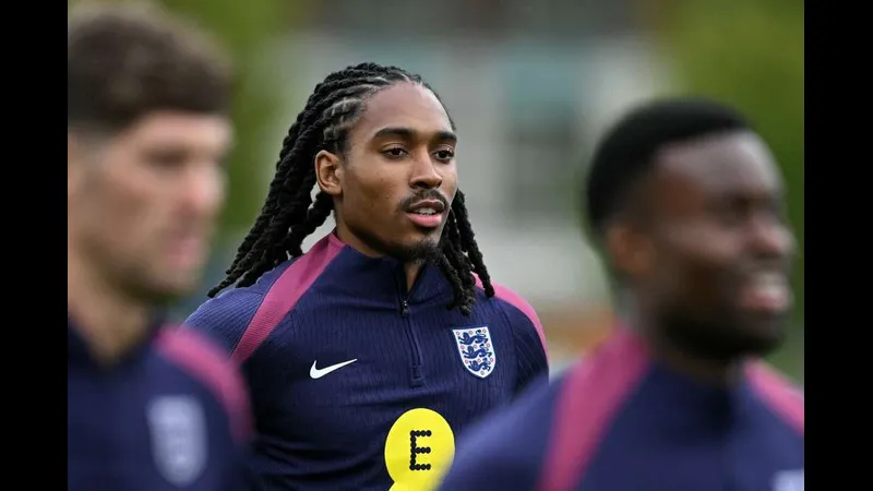 Cầu thủ của Suzhou Dongwu đang nỗ lực đối mặt với phòng ngự từ Yanbian Longding Cầu thủ của Suzhou Dongwu đang nỗ lực đối mặt với phòng ngự từ Yanbian Longding