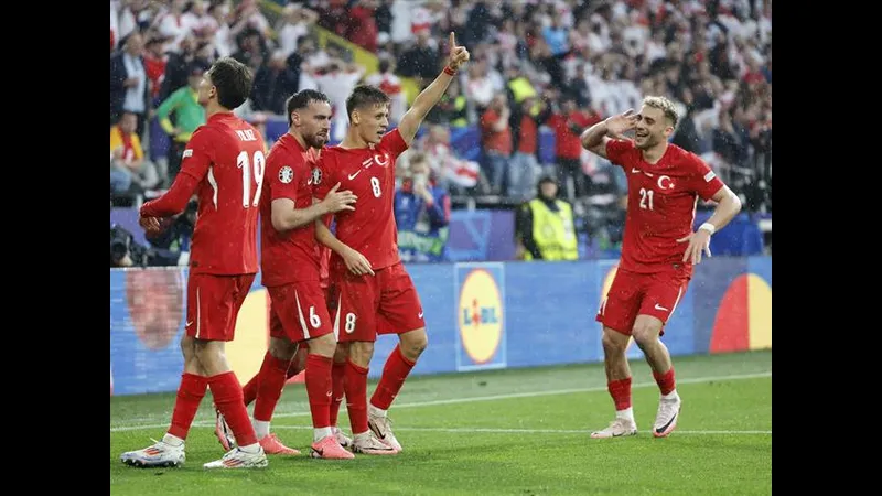 Cầu thủ Thổ Nhĩ Kỳ sử dụng kỹ thuật đánh đầu trong trận đấu với Georgia