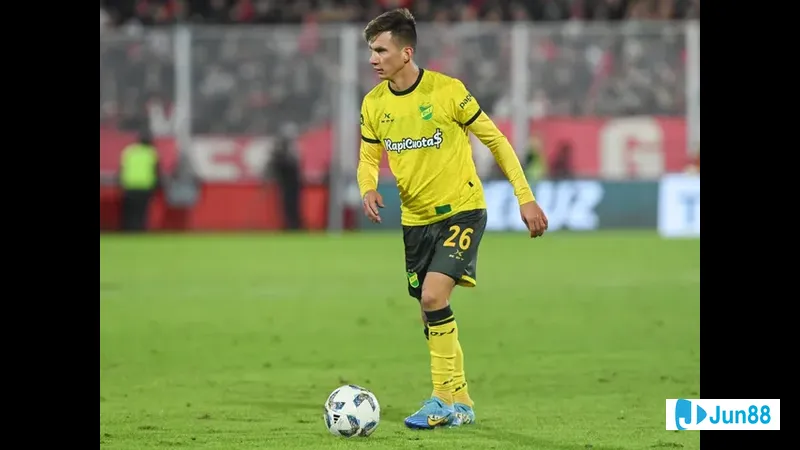 Cầu thủ của Tigre tung cú đá mạnh vào khung thành của Defensa y Justicia Cầu thủ của Tigre tung cú đá mạnh vào khung thành của Defensa y Justicia