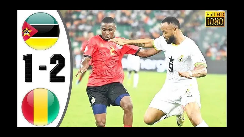 Cầu thủ Yemen nỗ lực chống lại sự áp đảo từ đối thủ Brunei trong trận đấu bóng đá