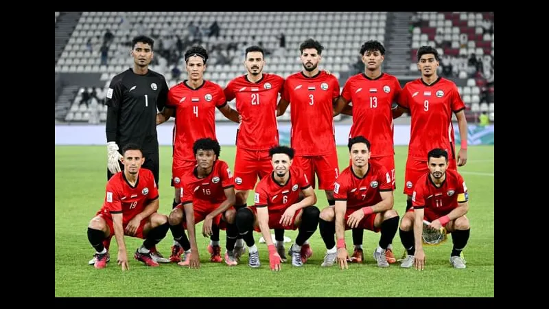 Cầu thủ Yemen kiến tạo cơ hội ghi bàn trước hậu vệ Brunei Cầu thủ Yemen kiến tạo cơ hội ghi bàn trước hậu vệ Brunei